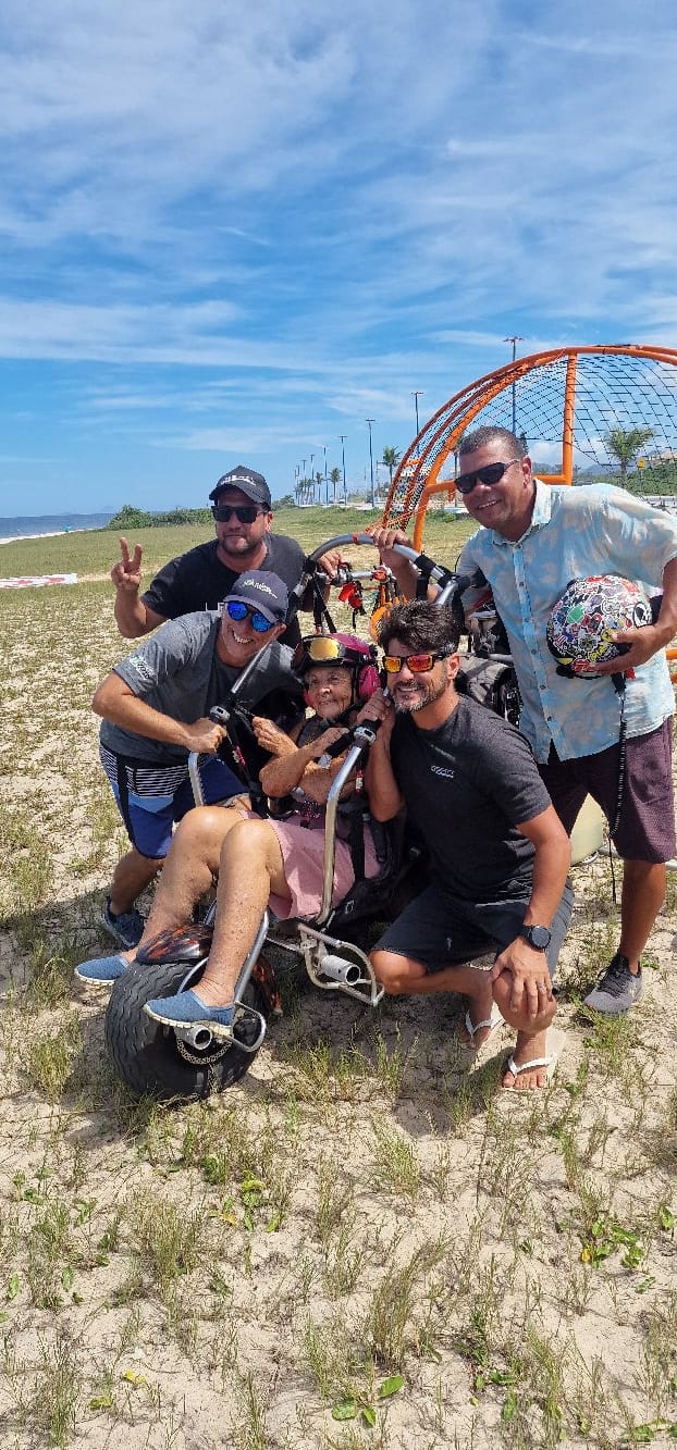 Group photo with paratrike