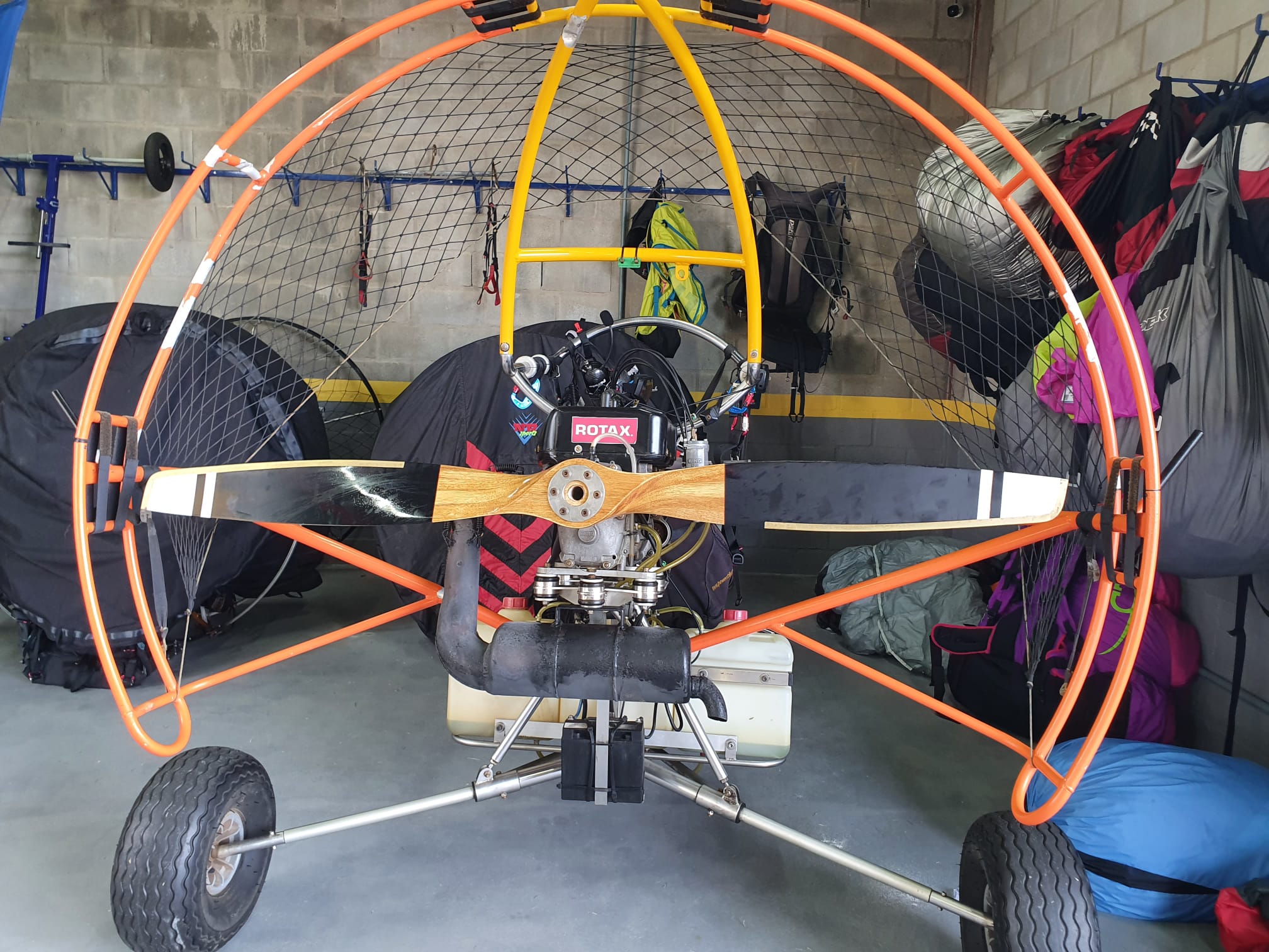 Paratrike in hangar